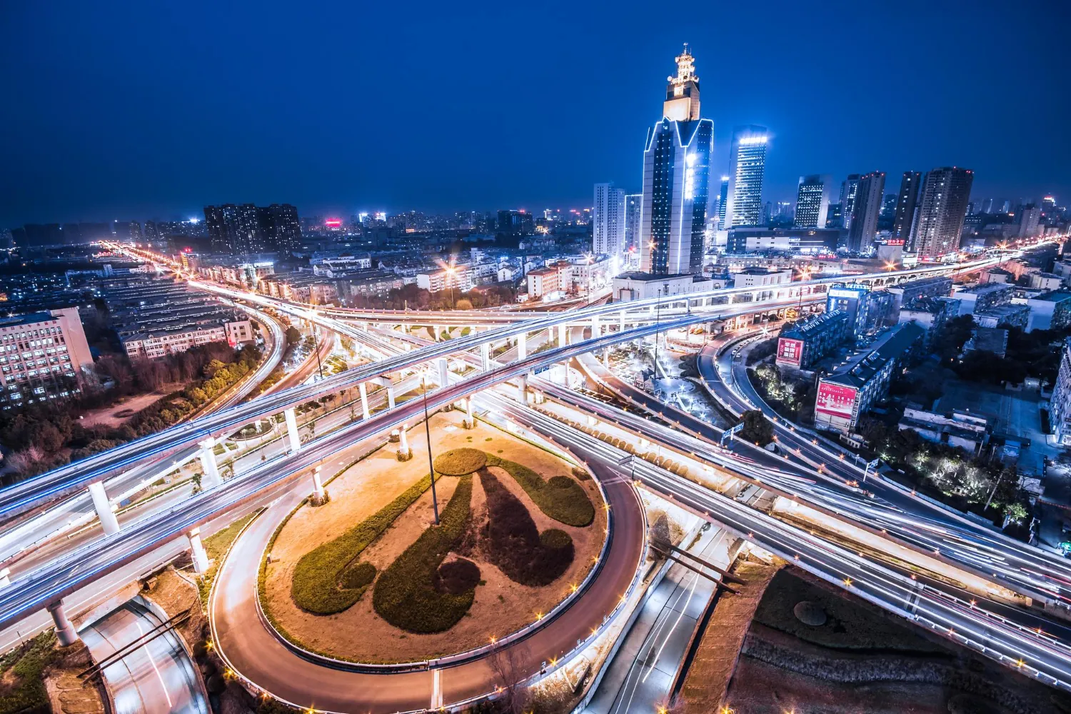 Noční panorama hostitelského města ENC 2026